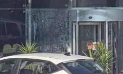 Motosikletli saldırganlar oto galeriyi kurşunladı!