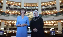Emine Erdoğan, Almanya Başbakanı Merz'in eşiyle Millet Kütüphanesi'ni ziyaret etti