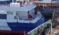 Arabalı vapur iskeleye çarptı, kaza anı kameraya yansıdı