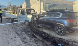 Serik'te otomobil ile kamyonet çarpıştı: 3 yaralı