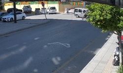 4 kişinin bindiği motosiklete hafif ticari araç çarptı