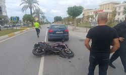 Otomobile çarpan motosikletli yaralandı