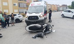 Motosiklet ile otomobil çarpıştı: 1 yaralı