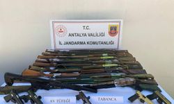 Elmalı’da ruhsatsız 20 silah ele geçirildi