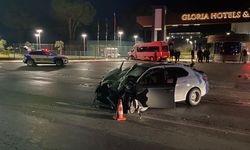 Tur minibüsü ile otomobil çarpıştı