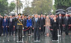 Antalyalılar 29 Ekim coşkusunu sağanak yağmur altında kutladı
