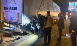 Park halindeki tıra çarpan motosikletli genç kazada hayatını kaybetti