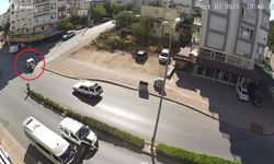 Hafif ticari araç ile motosiklet çarpıştı
