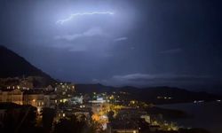 Kaş’ta şimşekler geceyi gündüze çevirdi