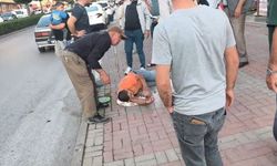 Motosiklet sürücüsü havada takla atıp yere düştü