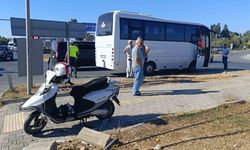 Otel servis midibüsüyle çarpışan motosikletli yaralandı
