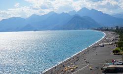 Antalya'da güneş yeniden yüzünü gösterdi, sahiller doldu