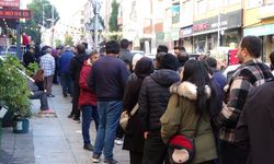 İndirim kuyruğu: Bin liralık ürünü 100 liraya alabilmek için saatlerce beklediler