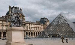 Paris'teki ünlü Louvre Müzesi'nde soygun paniği: Müze ziyaretçilere kapatıldı