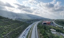 Heyelanın kapattığı yolda kilometrelerce araç kuyruğu oluştu