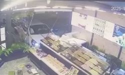 Direksiyon hakimiyetini kaybetti, dükkana daldı