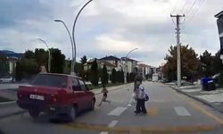 Bir otomobil yaya geçidinde 4 yaşındaki çocuğa böyle çarptı: O anlar kamerada