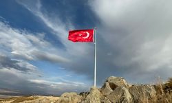Köylülerin 20 yıllık hayali: Ermenistan sınırına Türk bayrağı diktiler