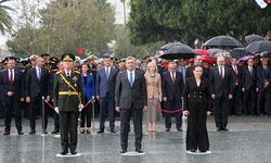 Cumhuriyet Meydanı'ndaki Atatürk Anıtı'na çelenk sunumu