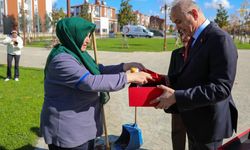 Türk bayrağını yere düşürmemek için gösterdiği duyarlılık yürekleri ısıttı