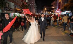 Gelin-damat Cumhuriyet Bayramı fener alayında