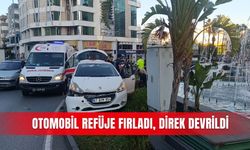 Otomobil refüje fırladı, direk devrildi