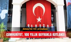 Antalya’da 102. yıl coşkusu: Cumhuriyet, 100 yıllık bayrakla kutlandı