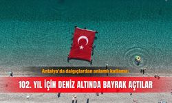 Antalya'da dalgıçlardan anlamlı kutlama: 102. yıl için deniz altında bayrak açtılar