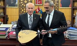 Sanatçı Yavuz Bingöl, MHP Lideri Bahçeli’ye bağlama hediye etti