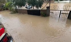 Sağanak yağış yolları göle çevirdi