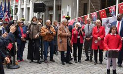 New York'ta Türk ve Amerikan bayrakları göndere çekildi
