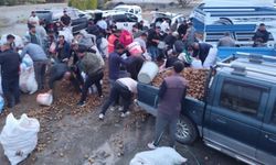Kamyonet arızalandı, sürücü kasadaki patatesleri vatandaşlara ücretsiz dağıttı