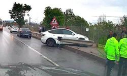 Kontrolden çıkan Tesla bariyere saplandı