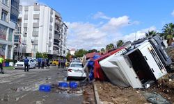 Kontrolden çıkan tır yan yola uçtu: 2 araç ezildi
