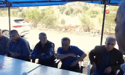 Bahşiş verirken sandalyeden düştü, iki arkadaşını da devirdi!