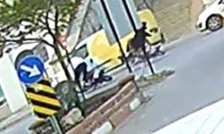 Akıl almaz kaza: Sinyali koluyla verince motosikletliyi yere düşürdü