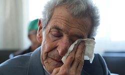 Huzurevinde öğrencilerden emekli öğretmenlere gönülleri ısıtan sürpriz: Gözyaşları sel oldu