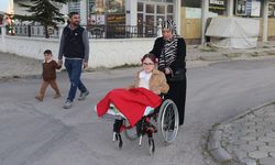 Bir bacağı kısa olan kızını her gün sınıfa kucağında taşıyan anneden ‘asansör’ talebi