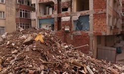 Yıkım sonrası yan binanın duvarının olmadığı ortaya çıktı