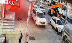 Arnavutköy’de kaldırıma çıkan otomobil tehlike saçtı