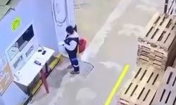 Paletlerin altında kalmaktan son anda kurtuldu