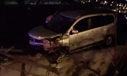 Virajı alamayan otomobil, evin damına düştü