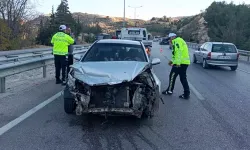 TIR ve otomobil çarpıştı: 3 yaralı