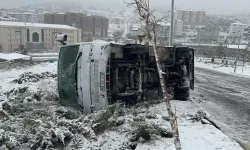 İşçi servis midibüsü devrildi: 14 yaralı