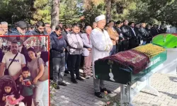 Gıda zehirlenmesi şüphesiyle ölen anne ile 2 çocuğu toprağa verildi