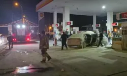 Otomobil akaryakıt istasyonuna daldı; 2 otomobil yandı