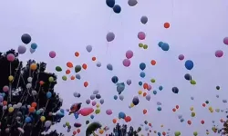 Lösemili çocuklar için binlerce balon gökyüzüne bırakıldı