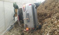 Serik'te kontrolden çıkan otomobil devrildi