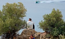 Falezlerin ucunda oturan adam ekipleri alarma geçirdi