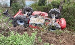 Manavgat'ta iş makinası şarampole yuvarlandı